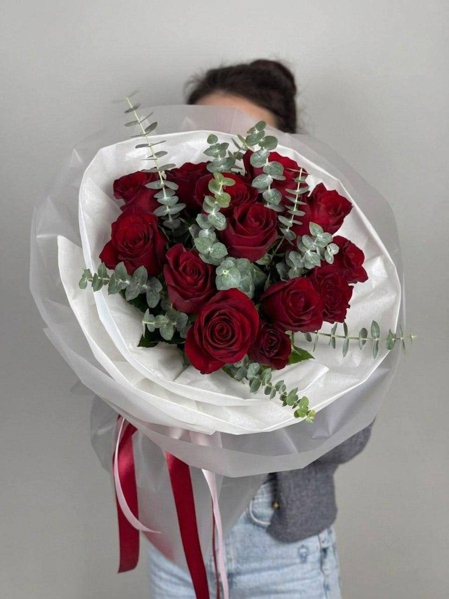 Моно-букет из 15 красных роз